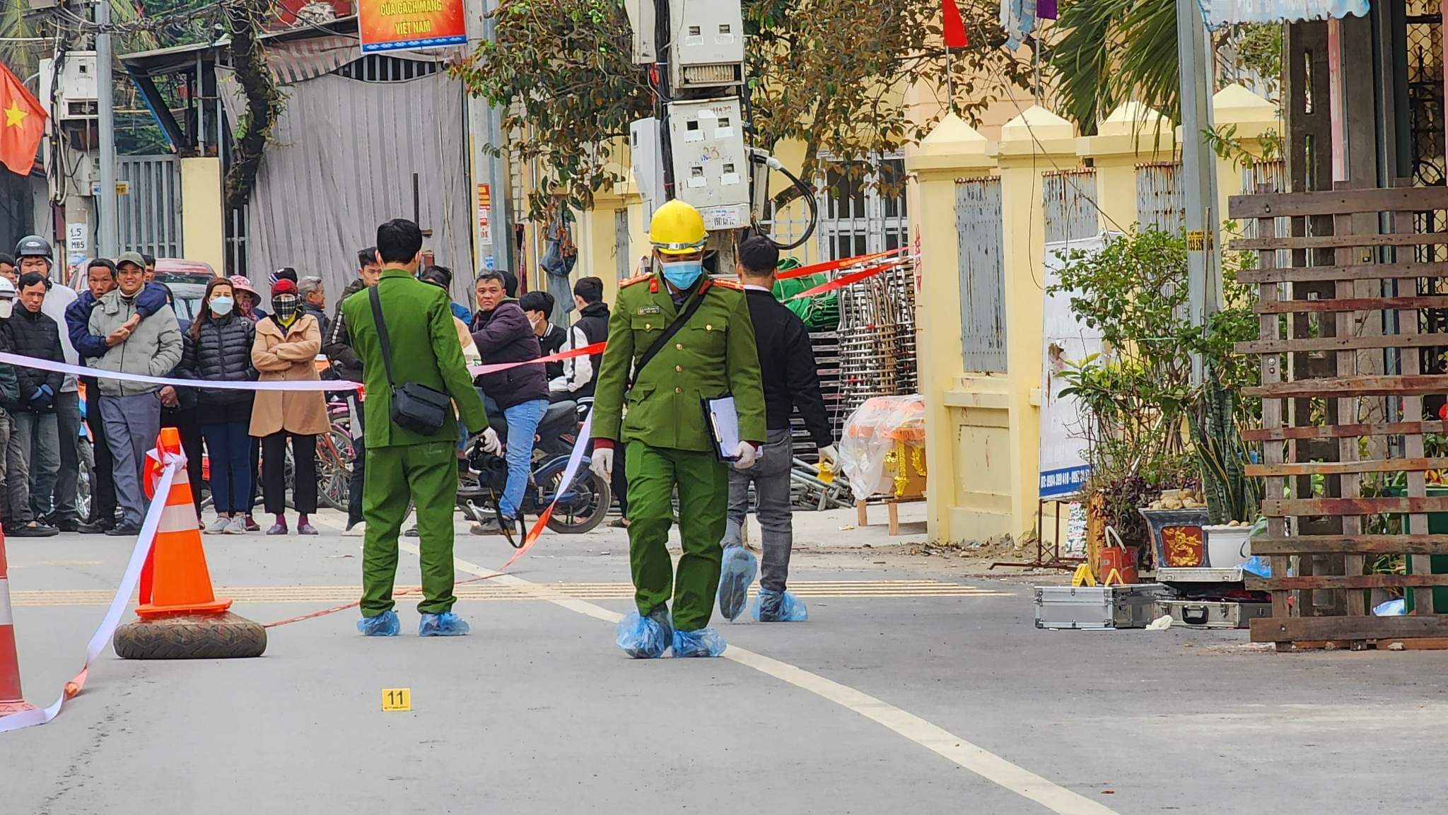 Lực lượng công an khám nghiệm căn nhà nơi xảy ra vụ án mạng.