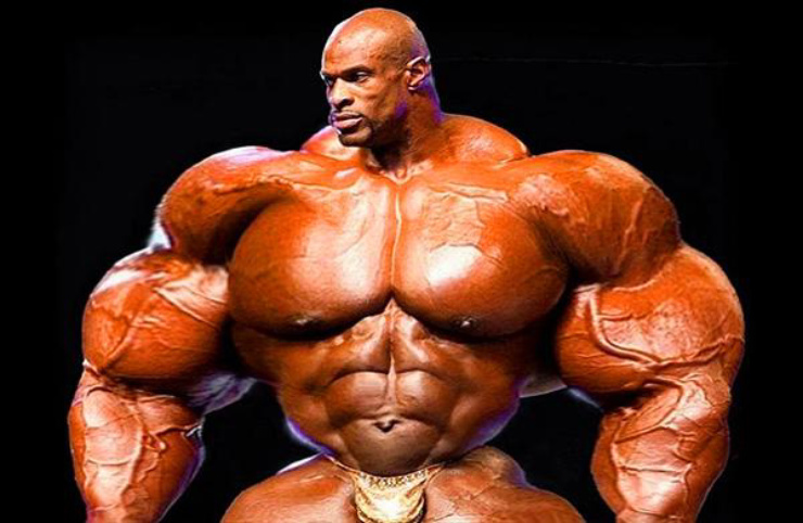 Ronnie Coleman, 58 tuổi từng là một nhân vật đình đám của làng thể hình thế giới. Ông cao 1m8, nặng hơn 100 kg, từng nhiều lần được khán giả chế ảnh to cao gấp đôi như "Người khổng lồ"