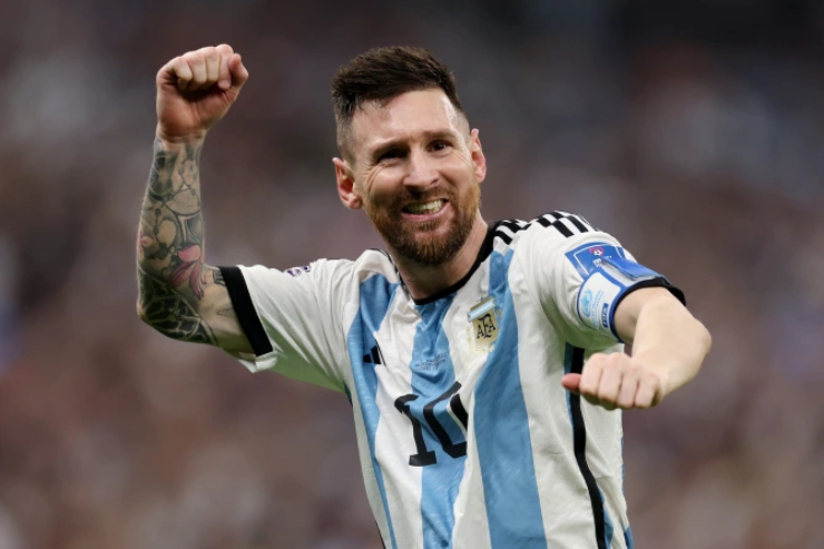 1. Lionel Messi, tuyển thủ bóng đá Argentina có một năm hoàn hảo nhất sự nghiệp, mang về cúp vàng World Cup và kiếm tiền không có đối thủ với 107 triệu bảng