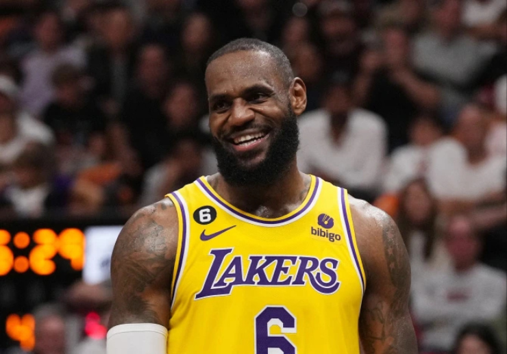 2. Lebron James, cầu thủ bóng rổ người Mỹ sở hữu tài sản ròng lên tới hơn 1 tỷ USD, đứng hạng hai về sức kiếm tiền 2022 với 101 triệu bảng