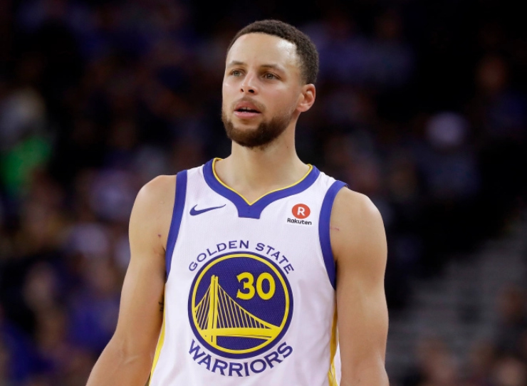 5. Stephen Curry, vẫn là một ngôi sao bóng rổ người Mỹ, kiếm được tới 77 triệu bảng