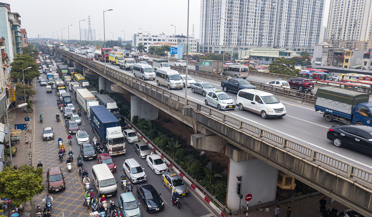 Nhiều người cùng lên đường về quê nghỉ lễ khiến áp lực giao thông tại các trục đường nối ra cửa ngõ Thủ đô ngày càng tăng vào cuối buổi chiều.