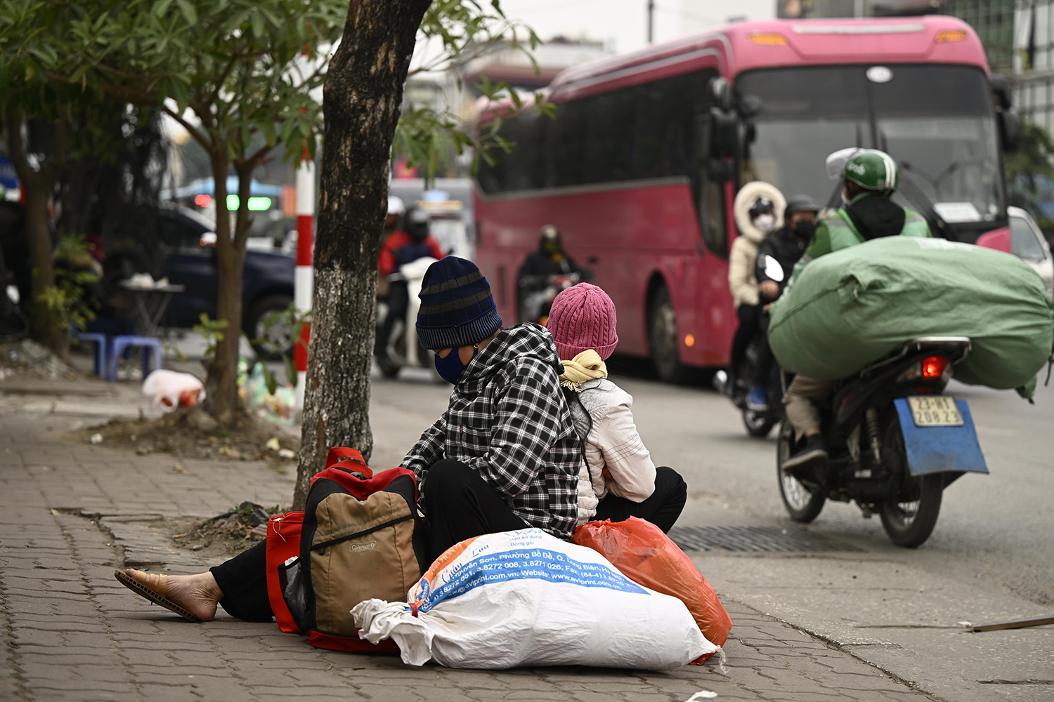 Nhiều người tỏ ra mệt mỏi vì phải đợi bắt xe phía dưới đường Giải Phóng