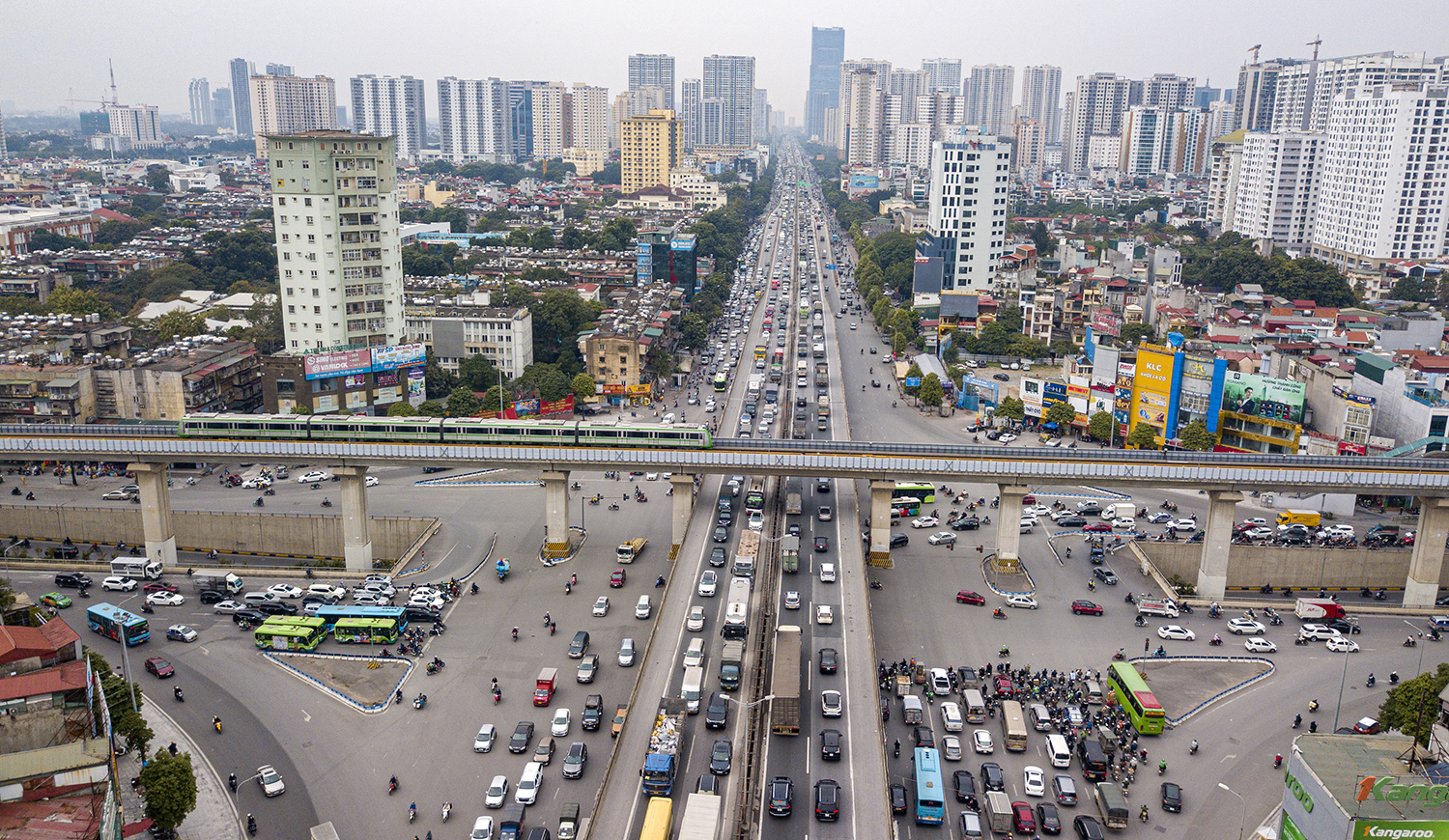 Tại tuyến đường Vành đai 3, từ đầu giờ chiều, hàng nghìn phương tiện ùn ùn đổ về khiến nơi đây&nbsp;tắc cứng cả phần đường trên cao và làn đường phía dưới.