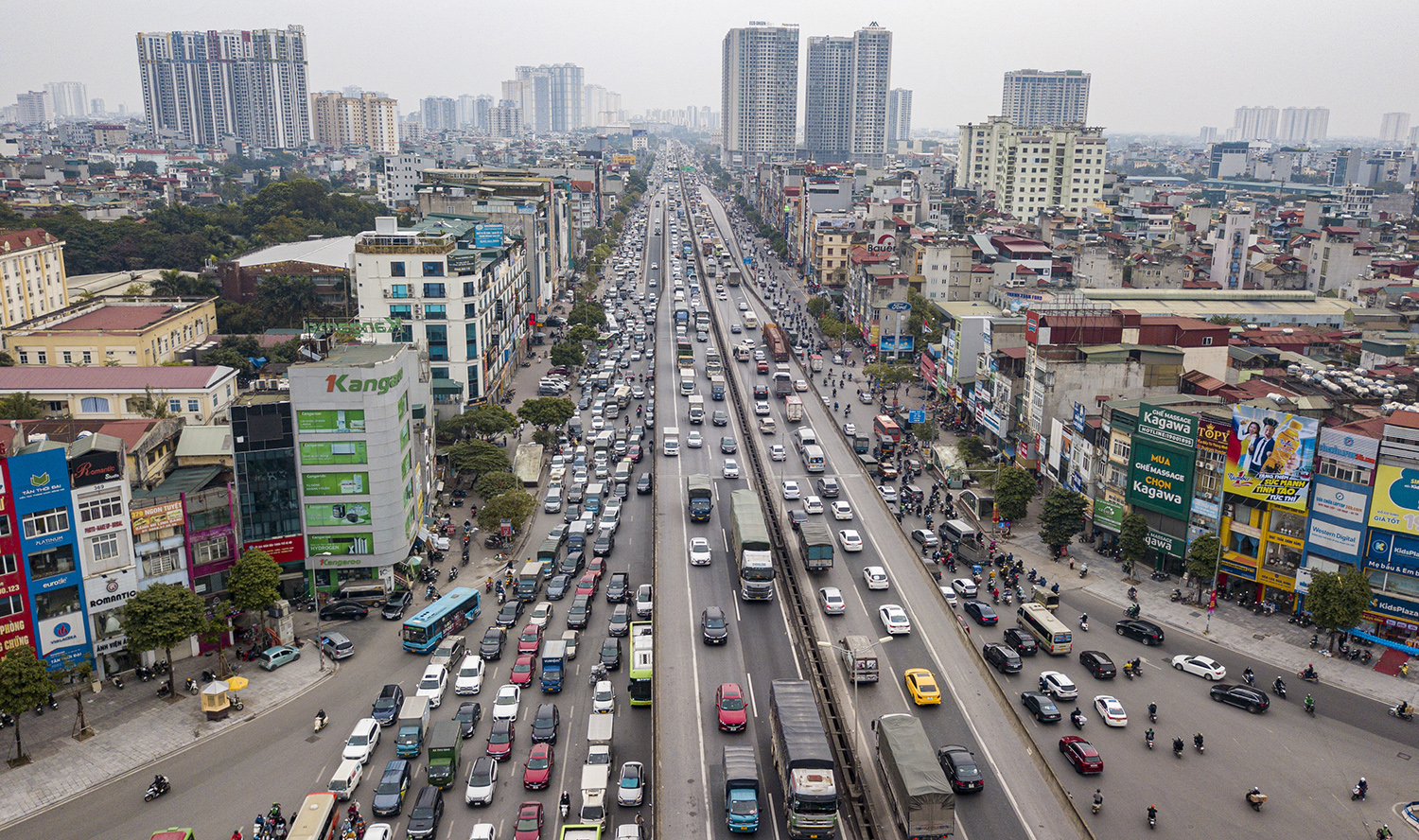 Trên đường Nguyễn Xiển, giao thông cũng "tê liệt".