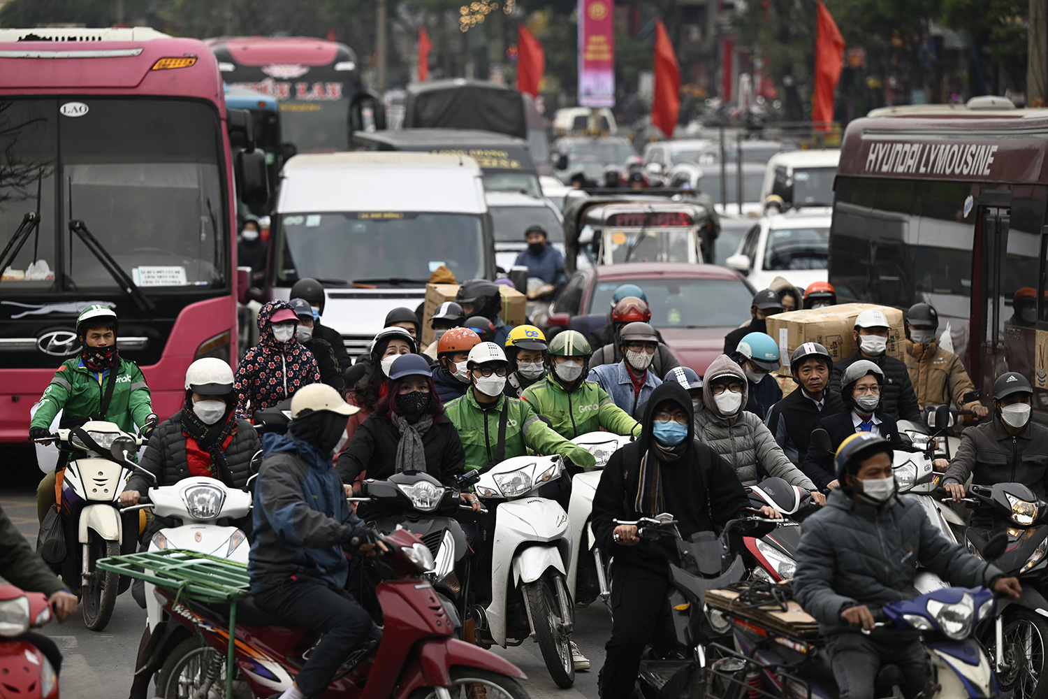 Chiều nay (30/12), nhiều người dân ở Thủ đô Hà Nội đã đổ ra đường để về quê nghỉ Tết Dương lịch 2023.