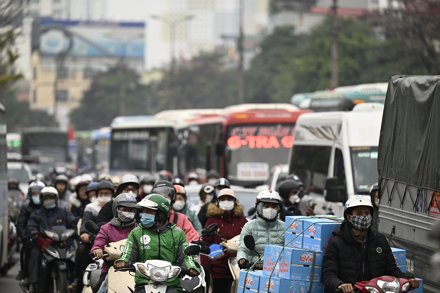 Người dân ùn ùn đổ về nghỉ Tết, cửa ngõ Hà Nội ùn tắc kéo dài - 3