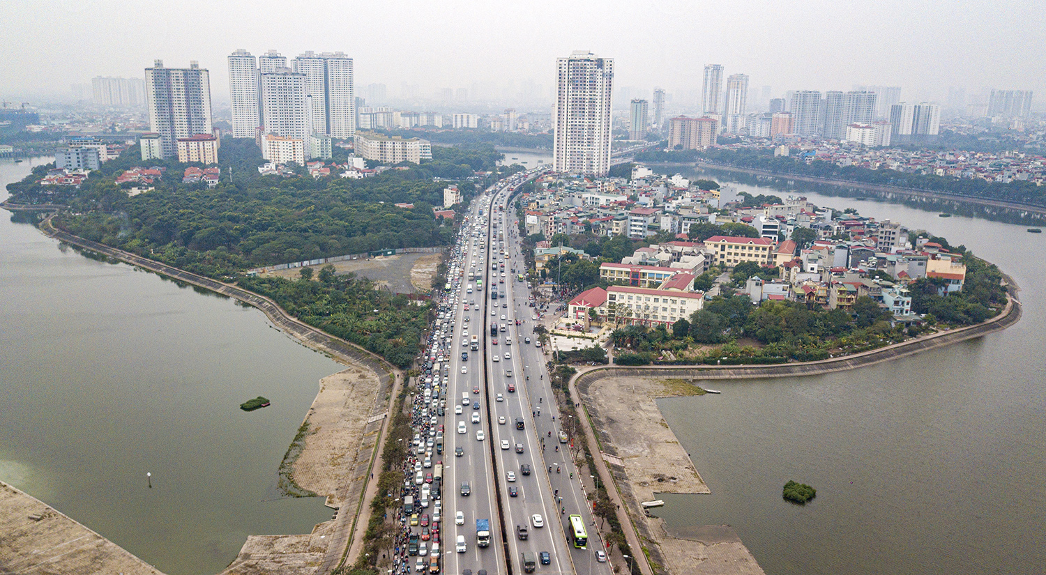 Người dân ùn ùn đổ về nghỉ Tết, cửa ngõ Hà Nội ùn tắc kéo dài - 5