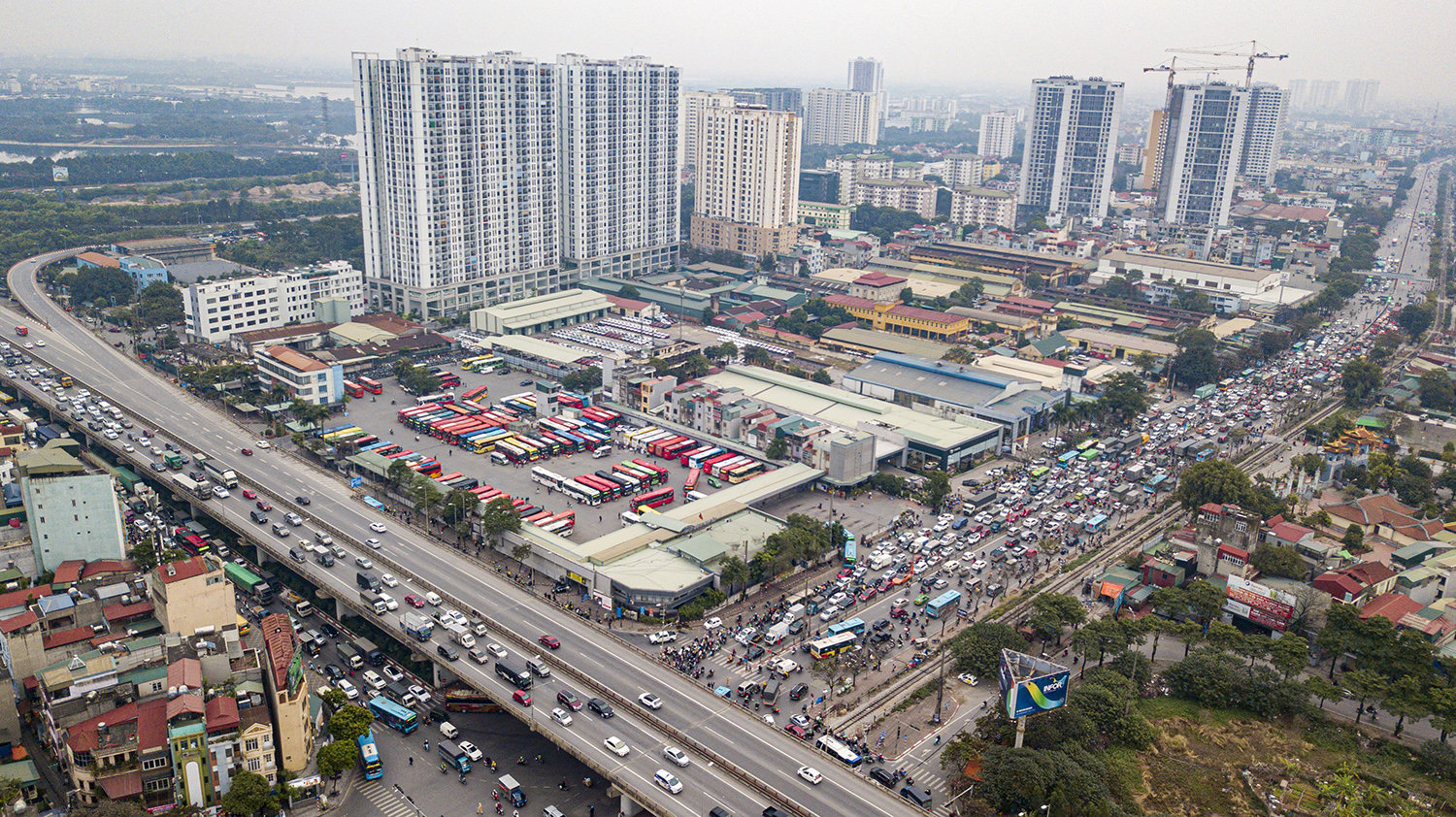 Tại nút giao giữa đường Giải Phóng - Ngọc Hồi (Ngã tư Bến xe Nước Ngầm), nhiều phương tiện phải đợi đến nhịp đèn giao thông thứ tư mới có thể di chuyển qua.