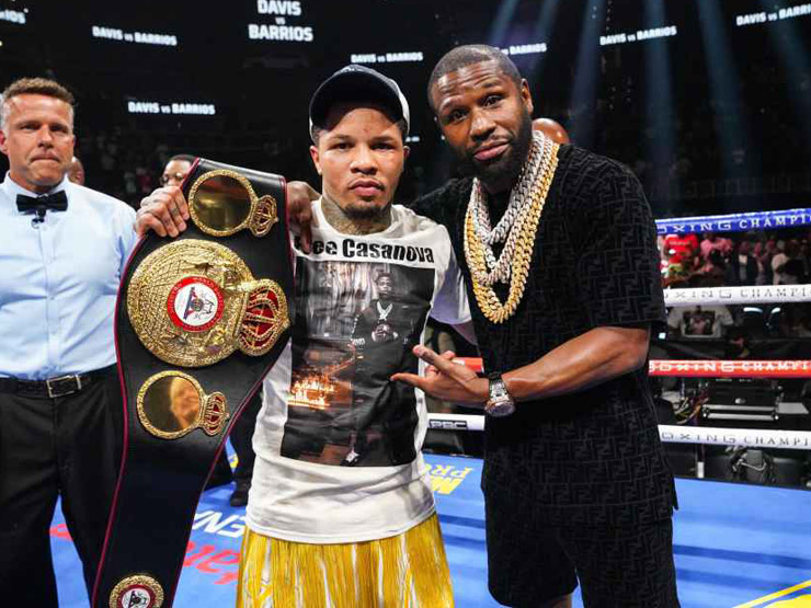 Gervonta Davis (trái) rất thân thiết với Mayweather