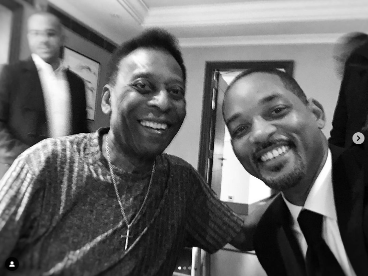 Will Smith để ảnh chụp cùng Pele sang màu đen trắng để tưởng nhớ ông