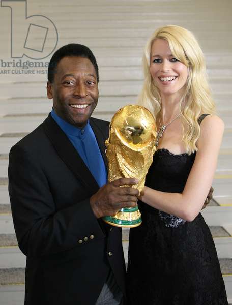 Claudia Schiffer đăng lại ảnh kỷ niệm cùng "vua bóng đá" khi vinh dự cùng ông dự lễ khai mạc World Cup 2006