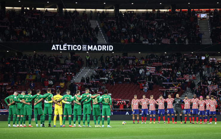 Các cầu thủ Atletico Madrid và Elche dành 1 phút mặc niệm trước trận để tưởng nhớ "Vua bóng đá" Pele vừa qua đời ở tuổi 82 rạng sáng 30/12 (giờ Việt Nam)