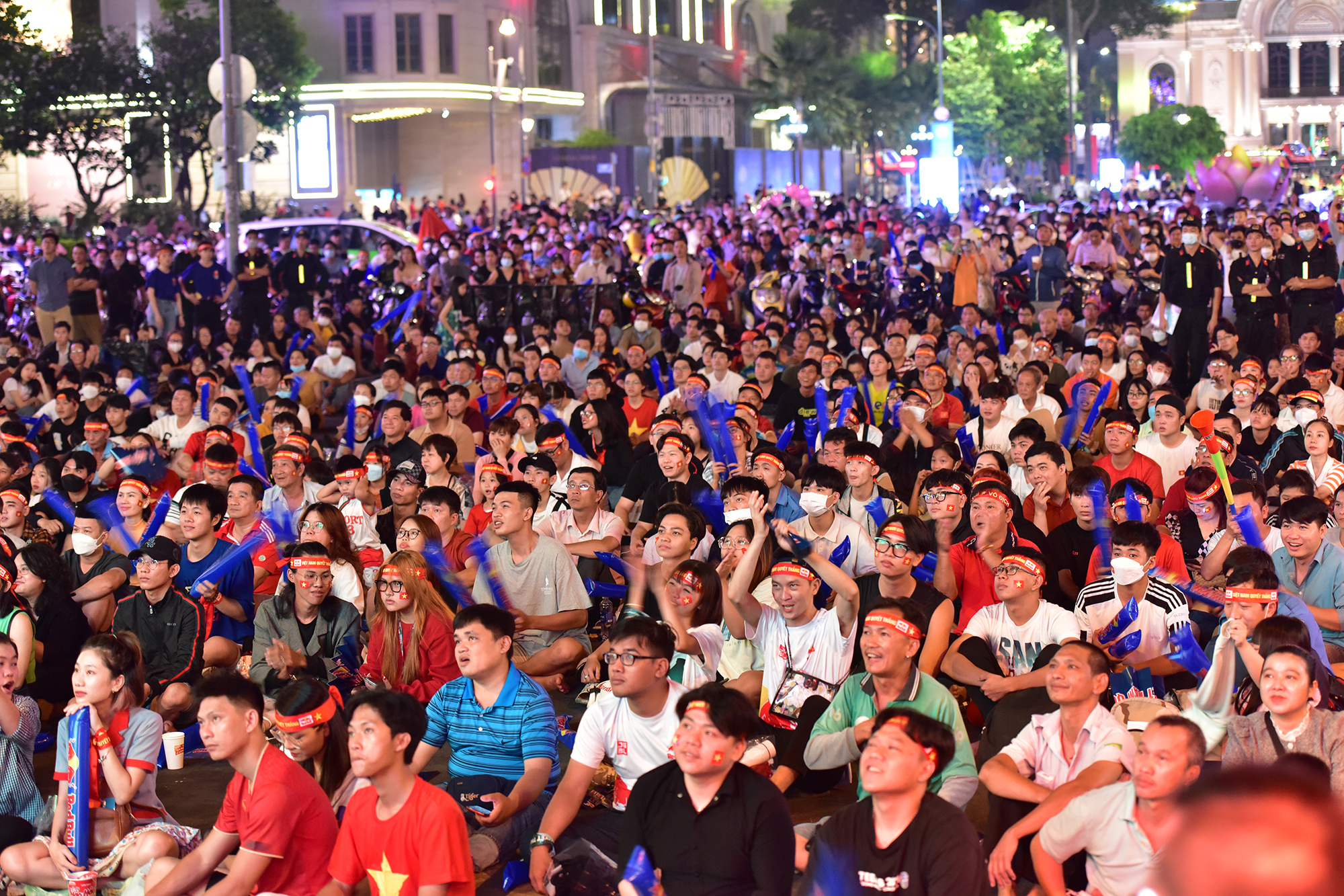 Singapore cùng Việt Nam và Malaysia đang có cuộc đua “tam mã” để tranh hai chiếc vé vào bán kết. Hàng nghìn người tập trung trên đường Lê Lợi, quận 1 theo dõi, cổ vũ đội tuyển Việt Nam qua 3 màn hình lớn.