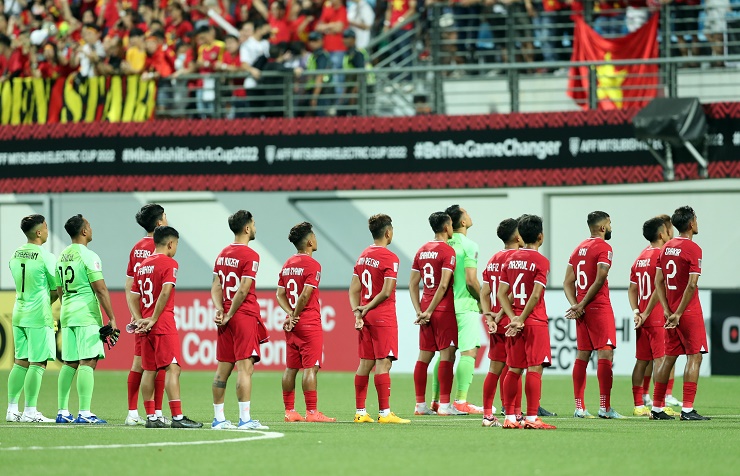 Cả đội hình ĐT Singapore tiến về phía khán đài B sân Jalan Besar để hát quốc ca cùng cổ động viên.