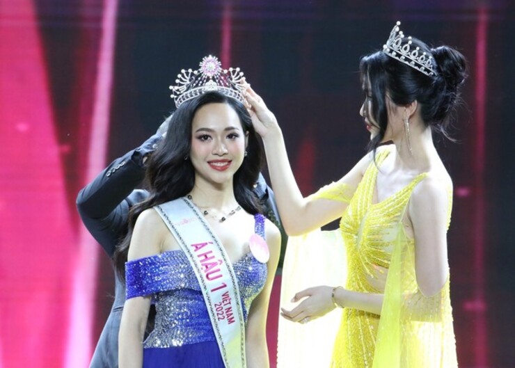 Á hậu Phương Anh bị dư luận chỉ trích khi diện váy xuyên thấu lên trao giải Á hậu 1 cho Trịnh Thùy Linh trong đêm Chung kết Hoa hậu Việt Nam 2022.
