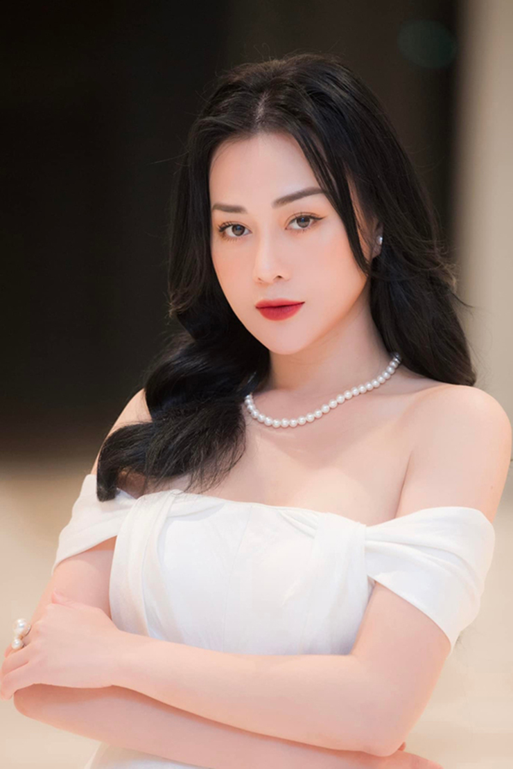 Nữ người mẫu, diễn viên Phương Oanh sinh năm 1989, quê Phủ Lý, Hà Nam là một trong những cái tên được khán giả chú ý nhiều nhất năm 2022 sau khi công khai chuyện tình cảm với doanh nhân Nguyễn Hòa Bình.
