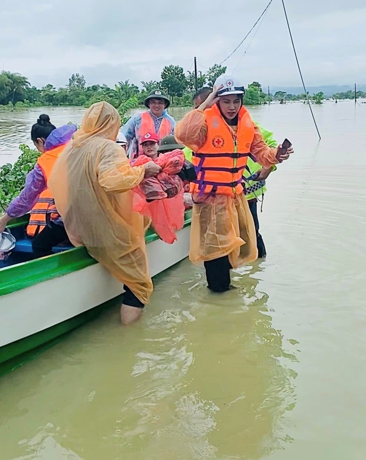 Thủy Tiên đi từ thiện ở miền Trung&nbsp;