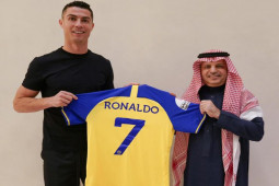 Ronaldo đến Al Nassr sát cánh kình địch của Neymar, có đá ra mắt đêm nay?