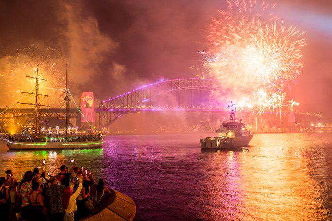 Pháo hoa nhìn từ nhà hát Opera Sydney.