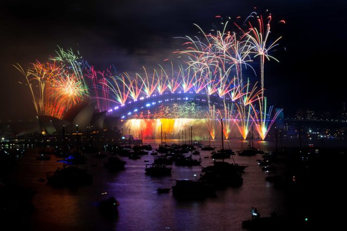 Pháo hoa bắn trên cầu cảng Sydney.