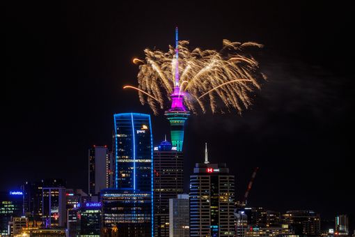 TP Auckland - New Zealand chào năm mới 2023 bằng màn bắn pháo hoa ở toà tháp Sky Tower. Ảnh: REX/Shutterstock