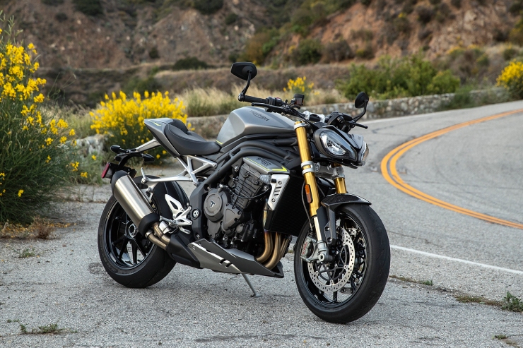 1. Triumph Speed Triple 1200RS sở hữu động cơ mới tuyệt với, trang bị 3 xi lanh, chạy mượt mà. Dù công suất đầu ra bùng nổ, đạt 178 mã lực, đem lại cảm giác lái đầy hứng khởi. Hệ thống treo sắc nét, thân xe mảnh mai hơn, yên ngồi xe thể thao và đem lại sự thoải mái cho người dùng.