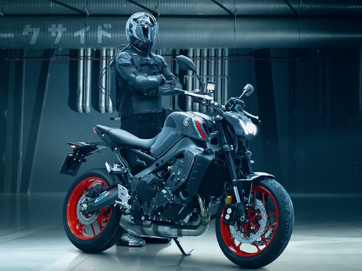 2. Yamaha MT-09 mang động cơ lớn hơn, khung xe, phong cách và các trang bị điện tử mới. Công suất đầu ra của động cơ đạt 117 mã lực, hoạt động hài hòa với thiết kế khung xe. Trên xe còn có nhiều trang bị điện tử đắt tiền như: kiểm soát bám đường, ABS, kiểm soát chống nghiêng và bốc đầu, cùng hộp số điện tử TFT.