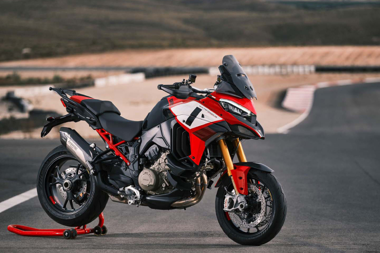 7. Ducati V4 S Multistrada sở hữu động cơ V4 mới, cùng các thiết bị điện tử thông minh và khung gầm trellis thép ống. Đây là một trong những ấn phẩm ăn khách nhất hiện nay, vận hành thoải mái, lại có phong cách thiết kế hấp dẫn đậm chấ mô tô xứ rượu vang đỏ.