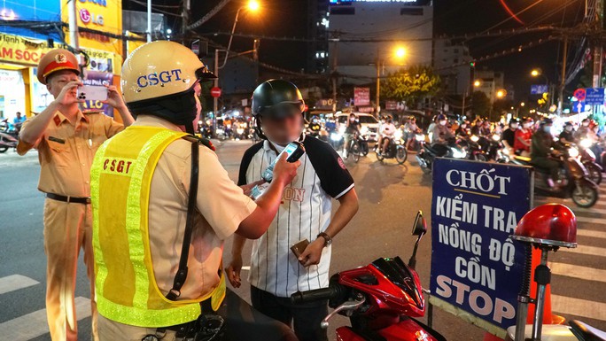 VIDEO: Nhiều người ở TP HCM đứng hình vì 