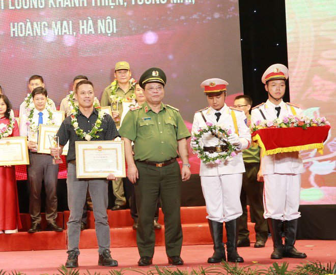 Anh Trung Văn Nam được CATP Hà Nội vinh danh là một trong những điển hình tiên tiến phong trào Toàn dân bảo vệ an ninh Tổ quốc năm 2023