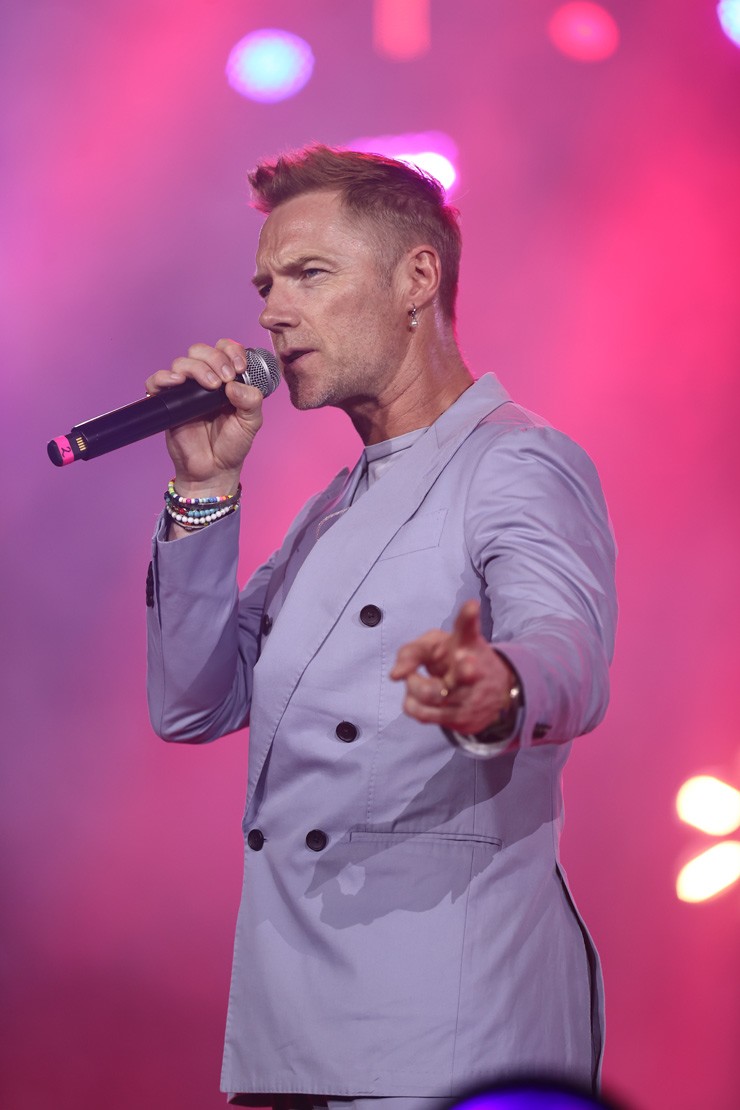 Ở tuổi U50, Ronan Keating vẫn rất phong độ. Anh diện vest lịch lãm nhưng sau một vài ca khúc đã cởi bỏ áo khoác ngoài, để lộ cánh tay săn chắc.