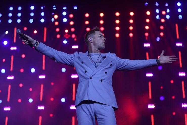 Ronan Keating (Boyzone) đưa hàng nghìn khán giả "say" trong loạt hit gắn liền thanh xuân - 2