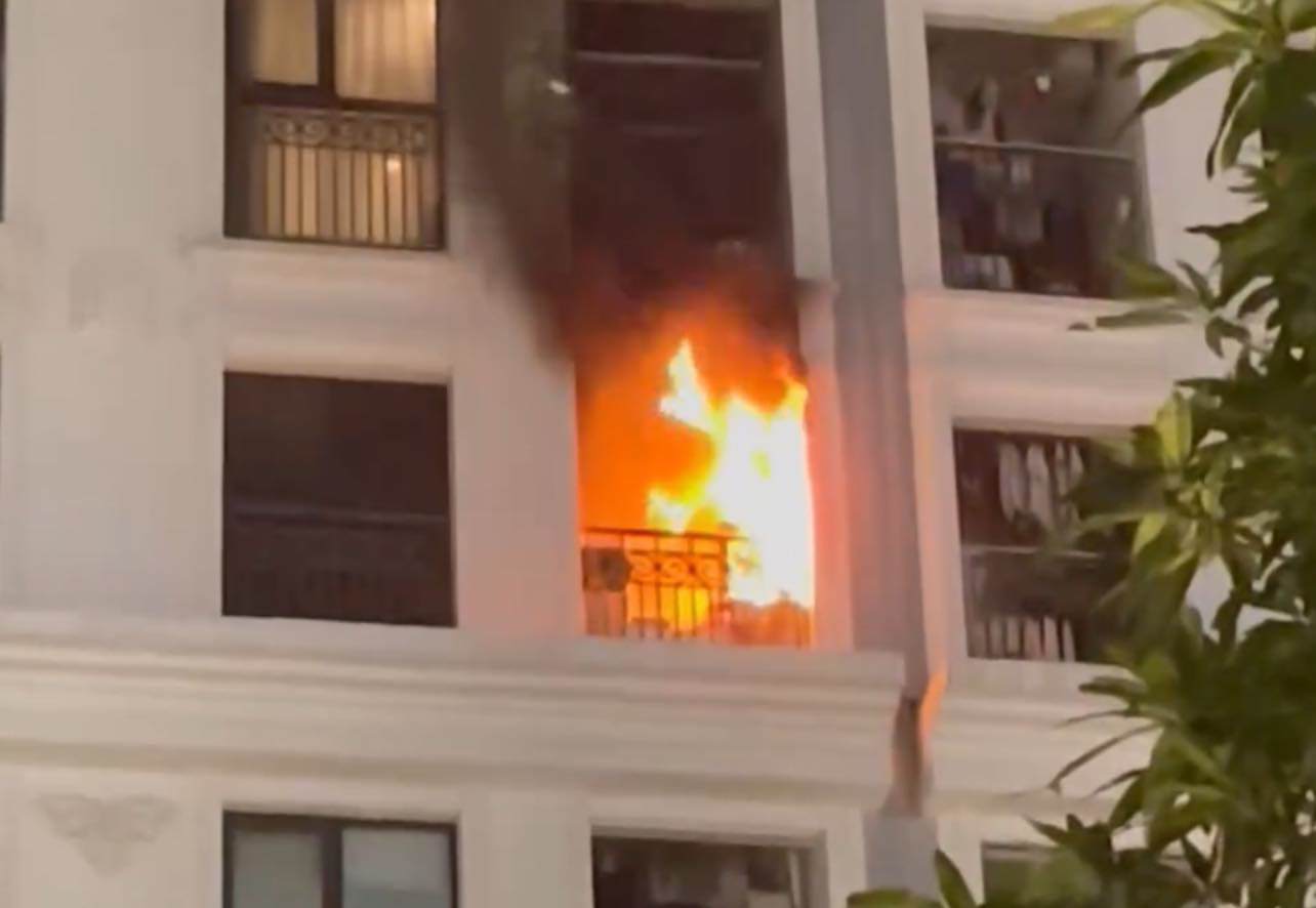 Khói lửa bao trùm căn hộ chung cư ở Hà Nội, nhiều người tháo chạy - 1