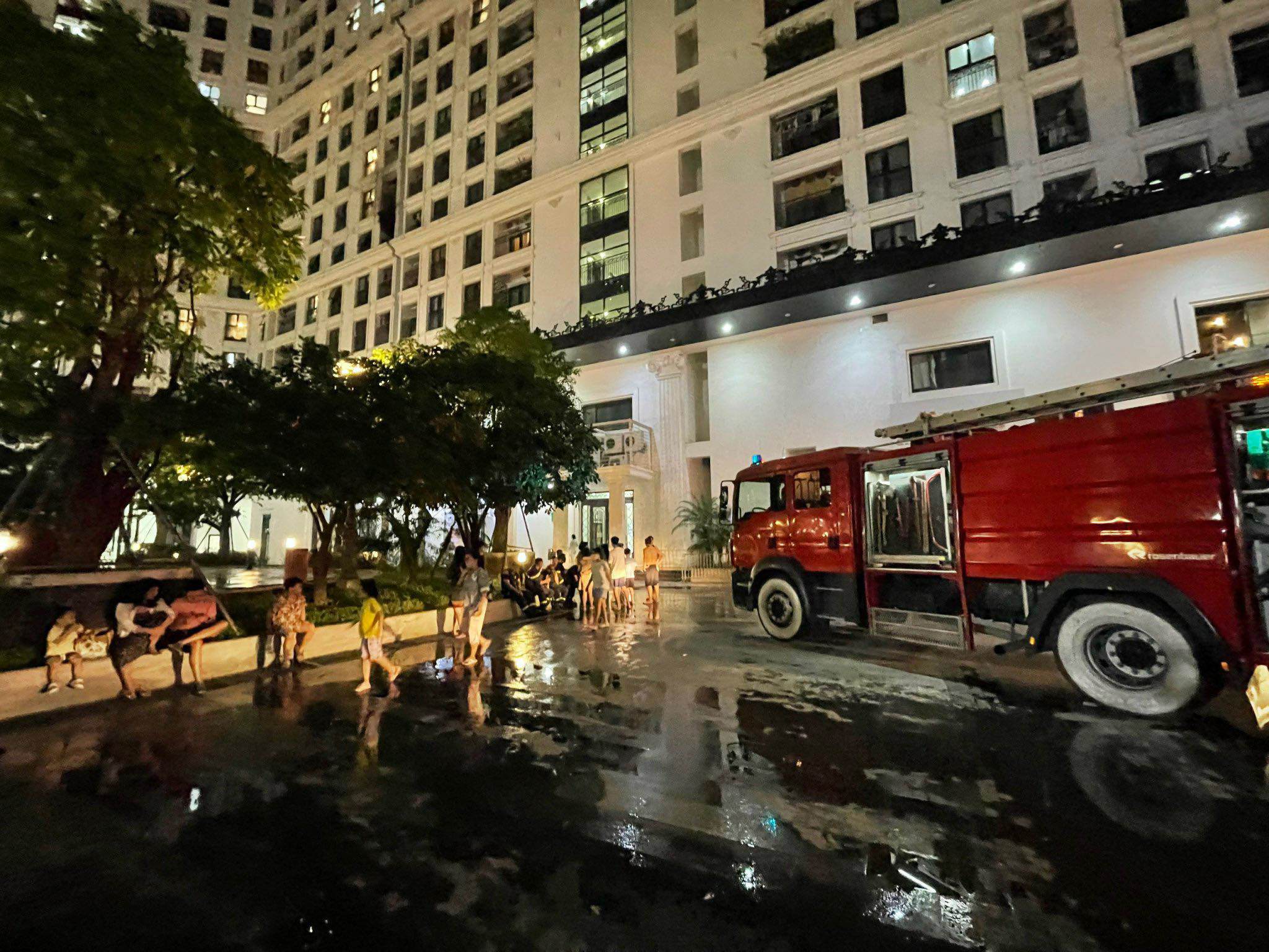 Khói lửa bao trùm căn hộ chung cư ở Hà Nội, nhiều người tháo chạy - 3