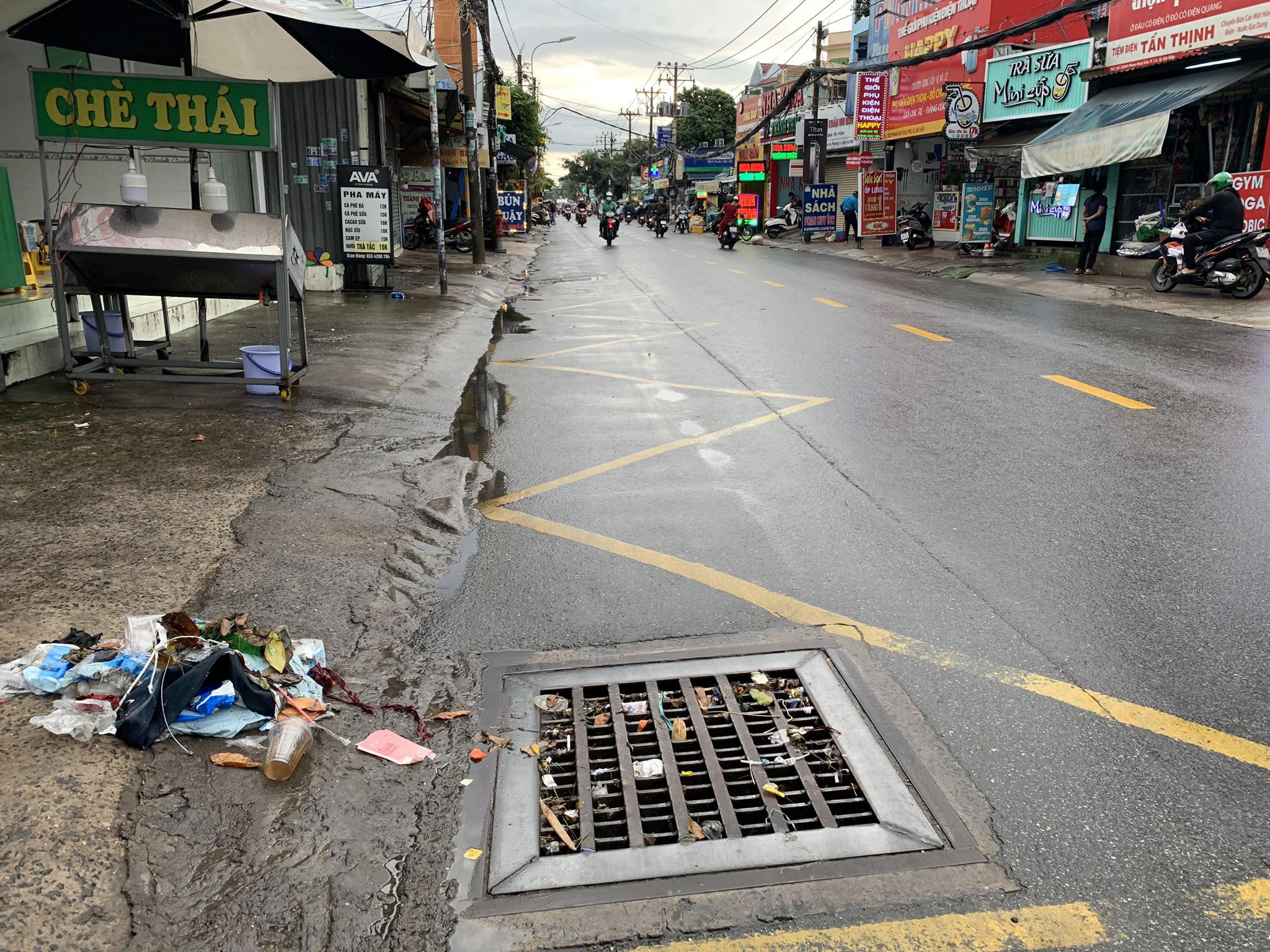 Một trong những nguyên nhân khiến “rốn ngập” đường Phan Huy Ích nước thoát nhanh là có nhiều công nhân túc trực, khơi thông dòng chảy, móc rác ở các miệng cống.