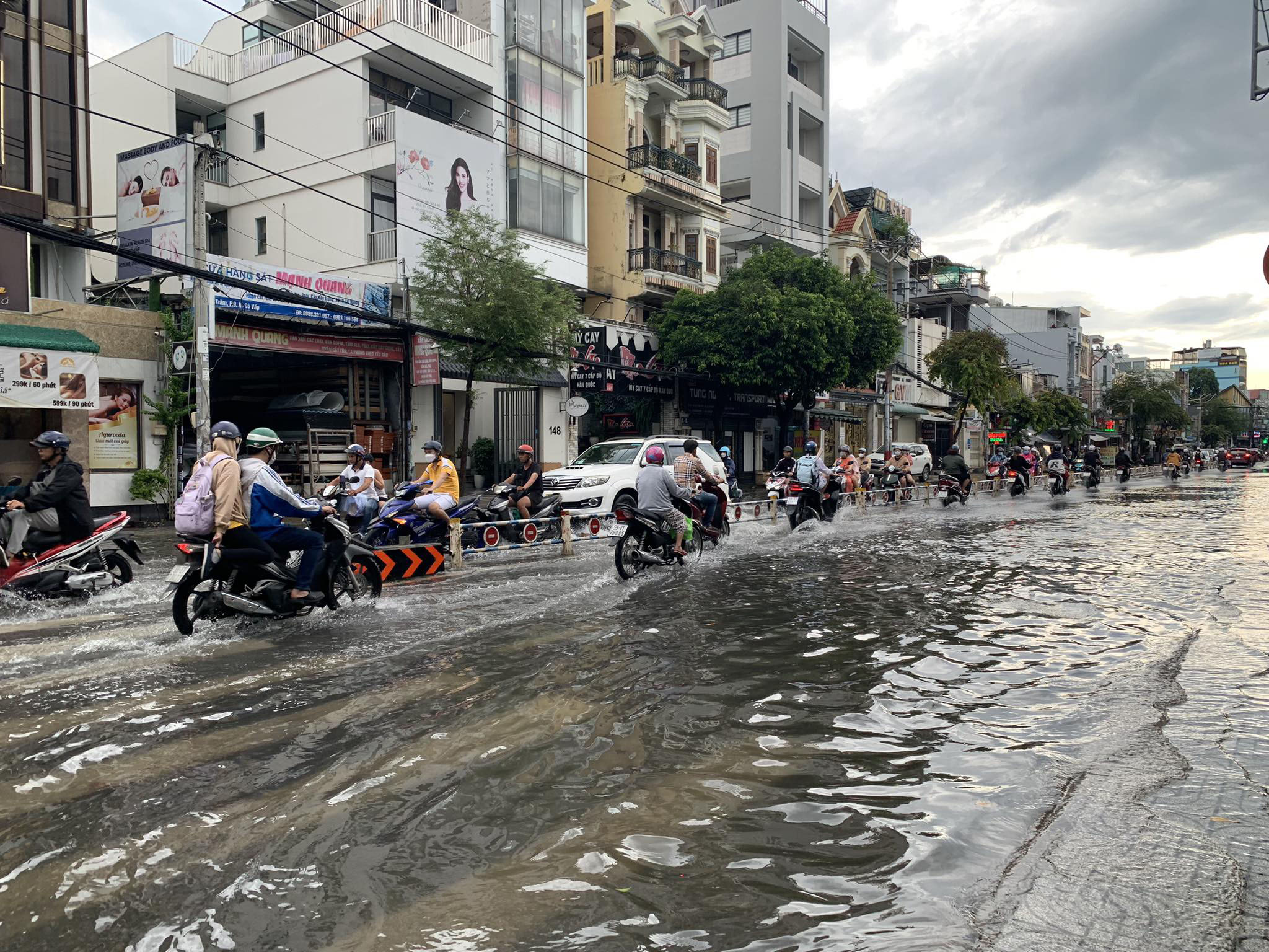 Gần 1 giờ sau khi mưa kết thúc, nước trên đường Nguyễn Văn Khối vẫn lênh láng.