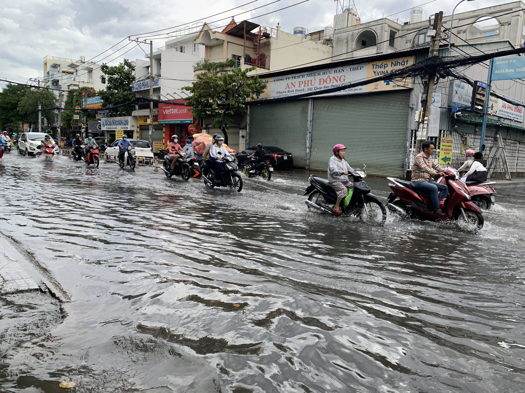 Đường Nguyễn Văn Khối những năm gần đây thường xuyên bị ngập nặng sau mỗi trận mưa lớn.