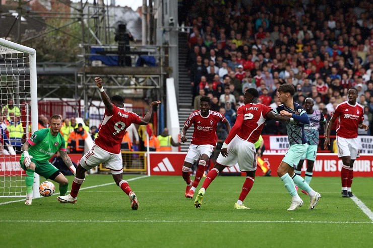 Tình huống Nottingham Forest (áo đỏ) bị VAR từ chối bàn thắng