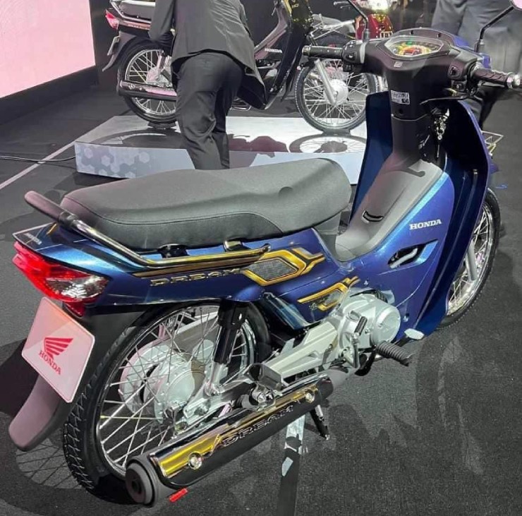 2024 Honda Dream có chiều cao yên ngồi thân thiện 751 mm, độ dài thoải mái cho 2 người ngồi.&nbsp;
