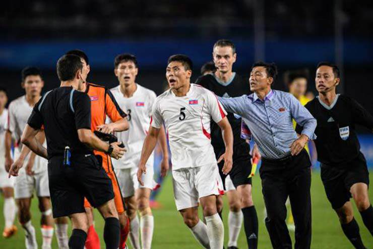 Các cầu thủ U23 CHDCND Triều Tiên định lao vào "hỏi thăm"&nbsp;tổ trọng tài sau khi thua U23 Nhật Bản
