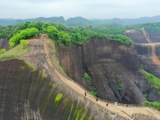 Du lịch - Đi bộ trên “sống lưng khủng long” đẹp nhất Trung Quốc, kỳ quan địa chất hiếm có