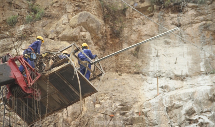 Cận cảnh công nhân 'băng bó' núi Bà Hỏa ở cửa ngõ dẫn vào TP. Quy Nhơn - 4