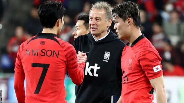 HLV Jurgen Klinsmann và đội trưởng Son Heung-min trong trận đấu của đội tuyển Hàn Quốc. Ảnh: GETTY IMAGES