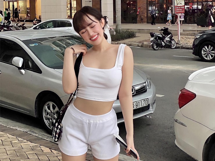 Lê Trúc Quỳnh cũng là hot girl Đồng Nai thu hút mọi ánh nhìn trên phố với thời trang tôn dáng.
