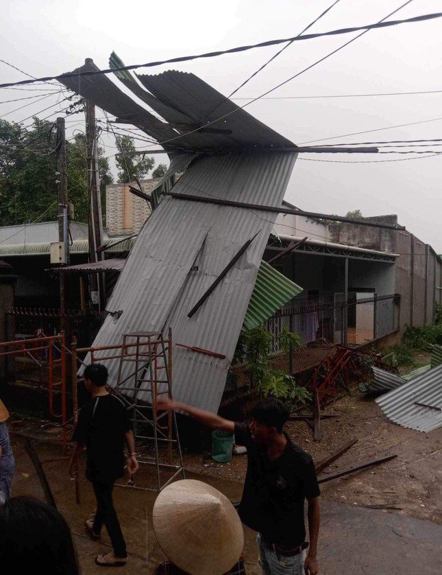 Dông lốc làm hàng chục căn nhà tốc mái, trên 1,1 ngàn hộ dân mất điện - 3