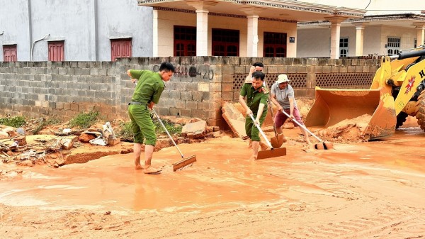 Cộng an, người dân tích cực khắc phục hậu quả mưa lũ.