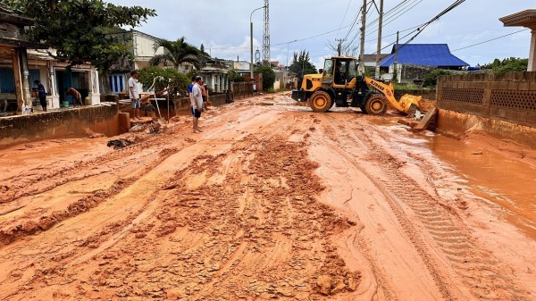 Các phương tiện tích cực khắc phục hậu quả của lũ cát đỏ.