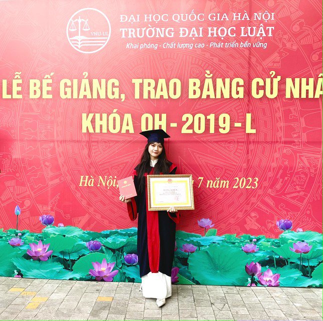 Thủ khoa xuất sắc thành phố Hà Nội năm 2023 luôn lấy gia đình làm mục tiêu cố gắng - 2