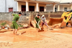 Lũ cát, bùn đỏ chia cắt nhiều tuyến đường ven biển Phan Thiết, tràn vào nhà dân